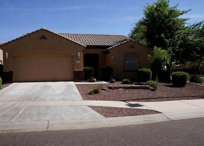 Luxurious Vacation With Beautiful Backyard And Private Pool Near Phoenix, Arizona Surprise